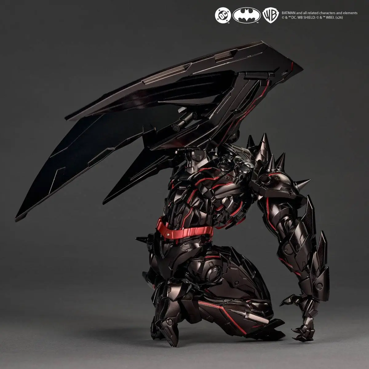 Revoltech: Batman - Hellbat Suit Con Bonus